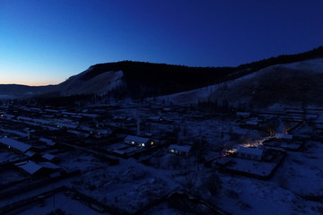 山林人家雪夜