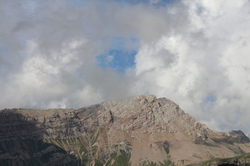 山峰云雾