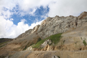 山峰云雾