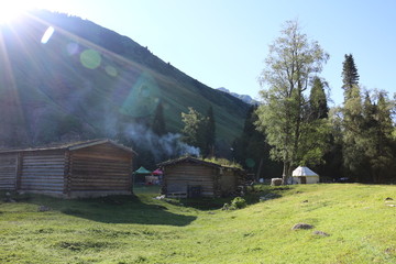 山沟木屋