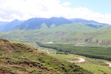 山谷盘山路