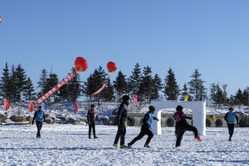 雪地足球比赛