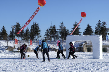 雪地足球比赛