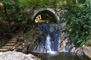 小桥飞瀑