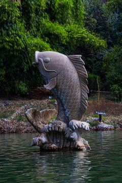 金鱼雕像