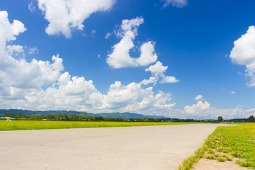 晴朗天空和草原