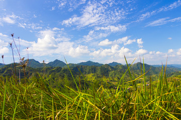 大山和天空