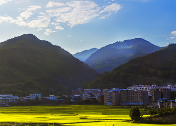 重庆山谷 村庄 稻田