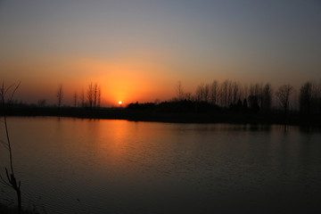 池塘边日落