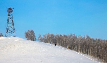 冬季森林铁塔