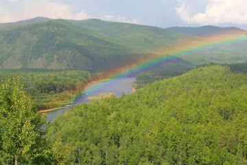 山河散发出的彩虹