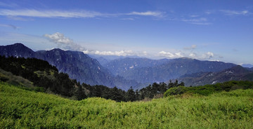 层叠的山峦风景摄影图