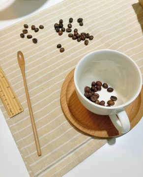 桌上的咖啡杯与咖啡豆
