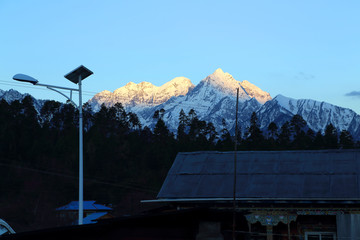 西藏波密日出金山