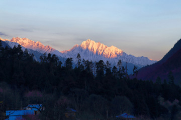 西藏波密日出金山