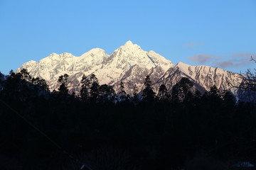 西藏波密日出金山