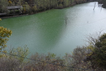 绿色湖水