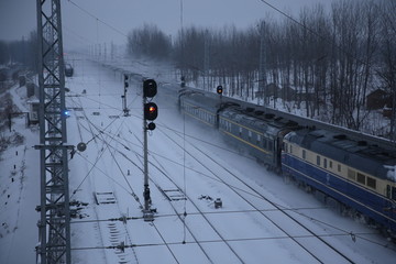 雪中行驶的列车