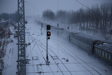 雪中行驶的列车