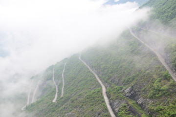 险峻道路