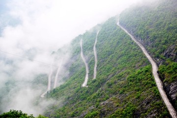 险峻道路