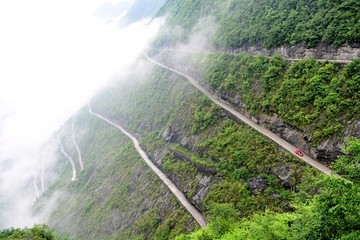 险峻道路