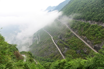 险峻道路