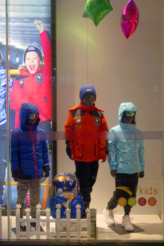 儿童服装专卖店 冬装展示橱窗