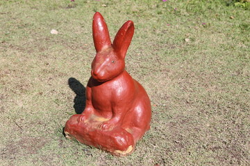 清清曼寺的红兔子子雕像