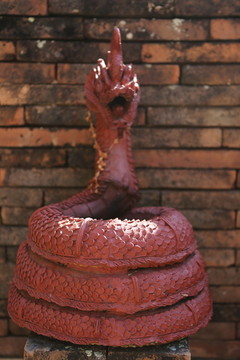 清曼寺的红蛇雕刻像