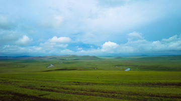 夏季草原河流