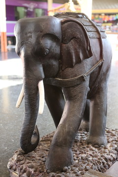 劳劳动动中中的泰国大象雕刻