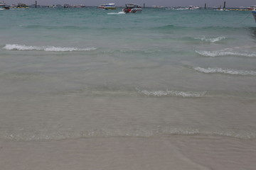 海滩滩边清澈的海浪