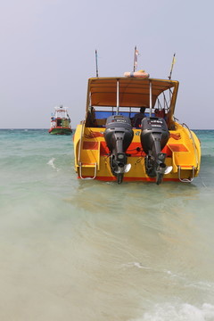 沙滩上的黄色摩托快艇