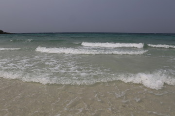冲向海滩的层层海浪
