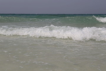 白色海浪涌起