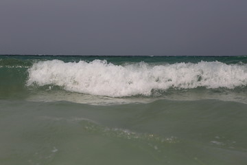 海浪涌涌起