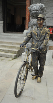 骑自行车铜像