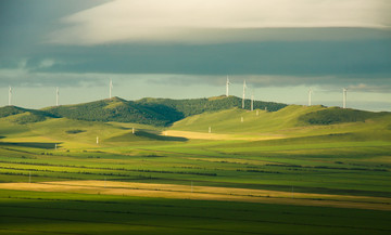 山坡上的农田与风力发电机