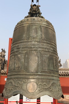 大大钟寺寺庙前的铜质大钟