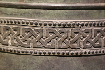 铜铜钟钟上的花纹和圆点图案雕刻