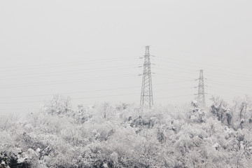 雪中电塔