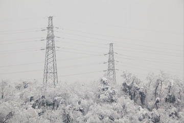 雪中电塔