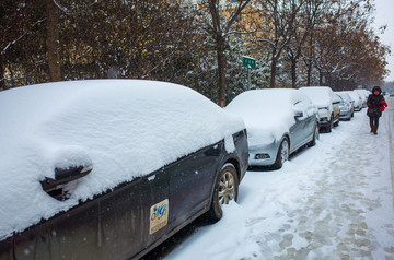 积雪的车