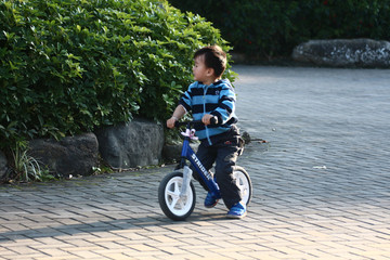 小男孩骑车