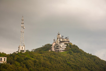 山顶微波发射塔