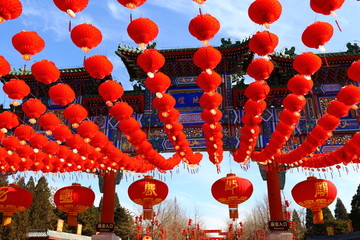 春节地坛公园门前蓝天红灯笼
