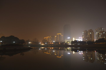 雨夜湖边城市夜景