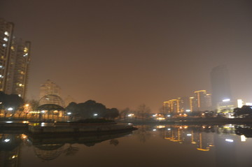 雨夜湖边城市夜景