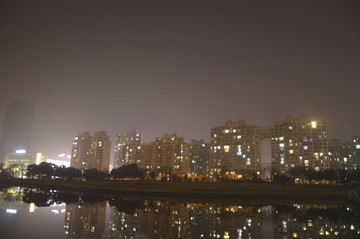 雨夜湖边城市夜景